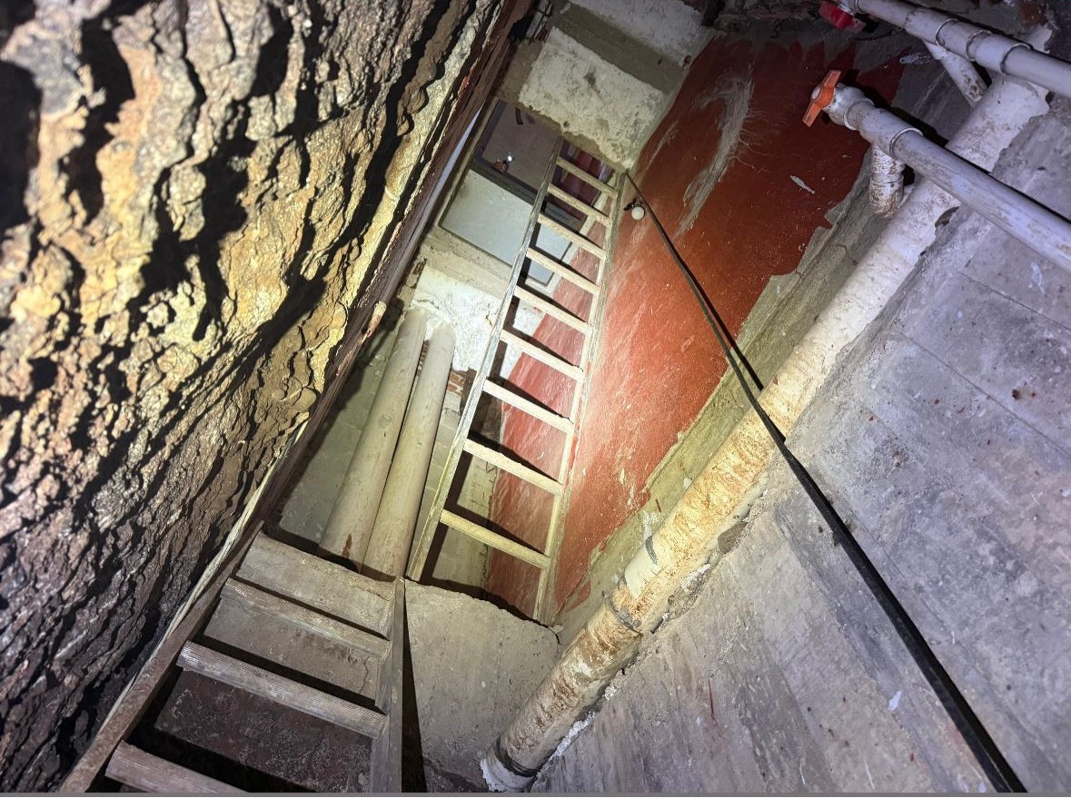 Descubren túnel que conecta dos inmuebles