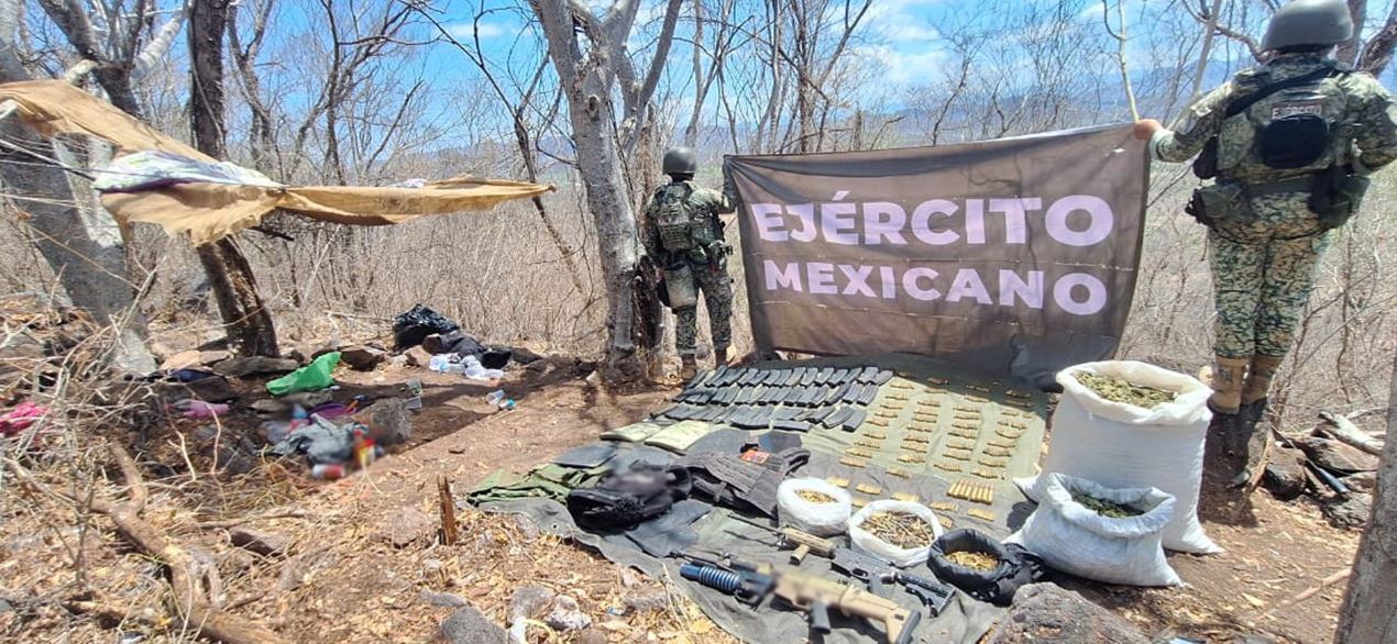 Militares junto con lo asegurado en el poblado de La Reforma, Angostura.