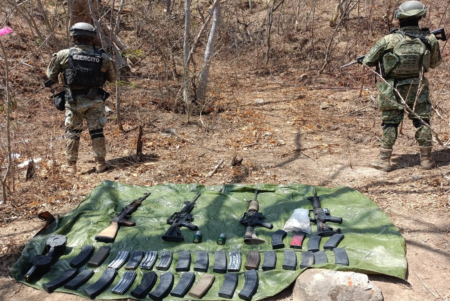 Militares junto al armamento asegurado.