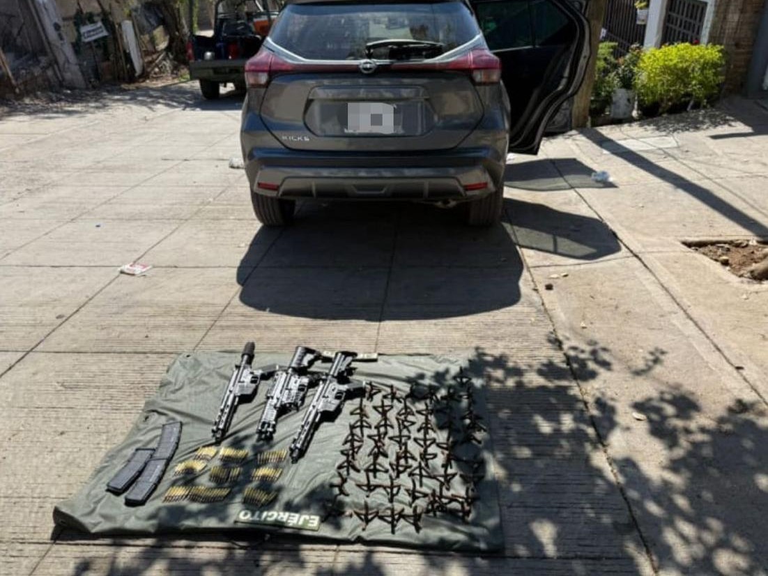 Vehículo con armas asegurado en Culiacán.