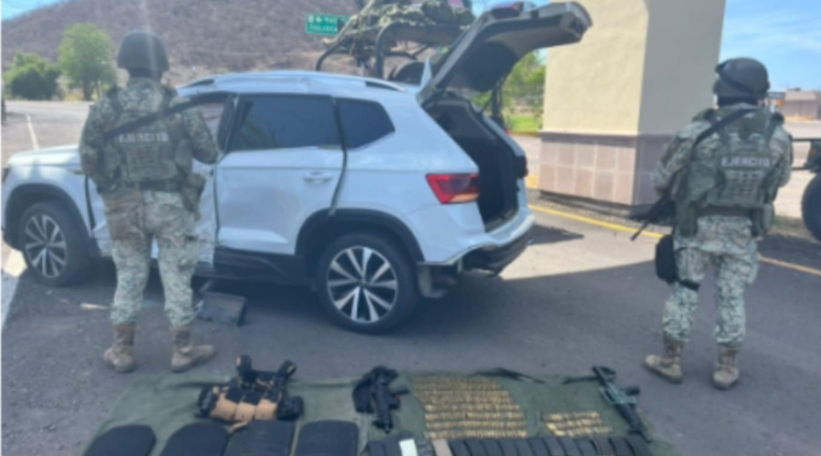 Autoridades aseguran un vehículo con reporte de robo, armas y municiones