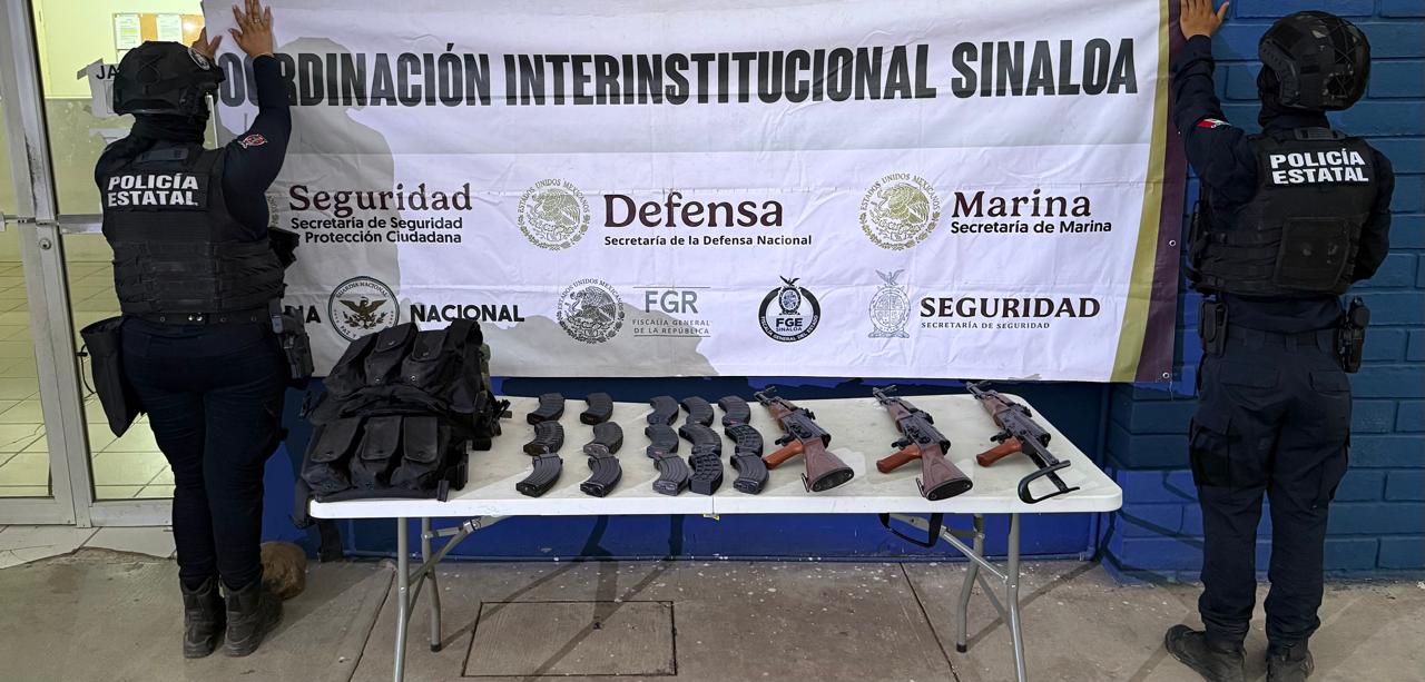 Aseguran un vehículo con aditamento para lanzar puntas de acero, armas y 15 cargadores en Culiacán