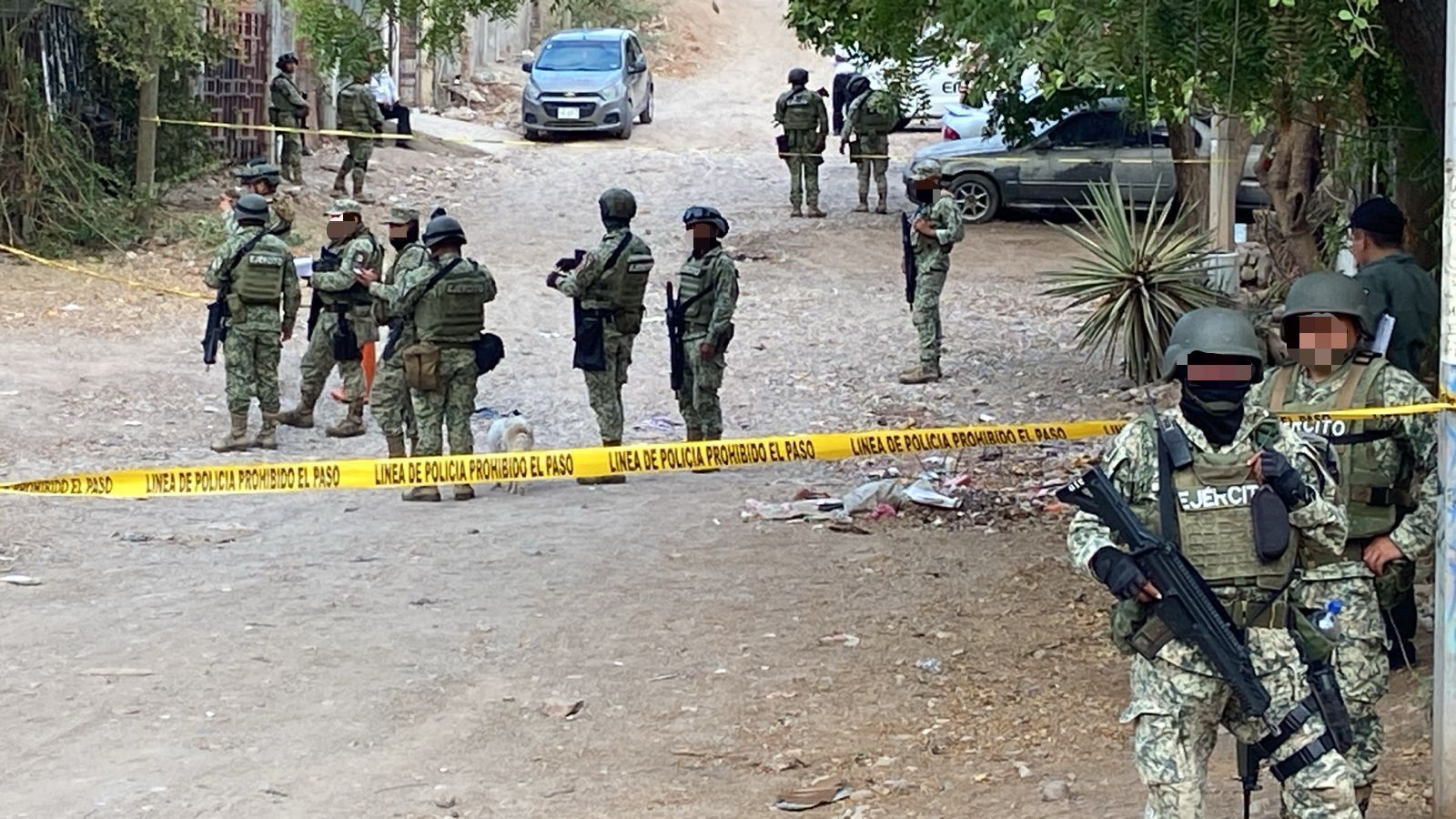 Elementos del Ejército Mexicano resguardando el lugar de los hechos.