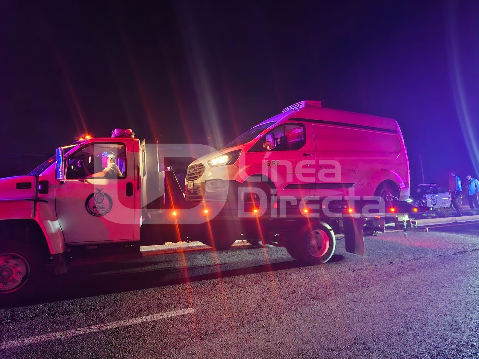 Grúa de la FGE llevándose la camioneta en donde había cuerpos sin vida.