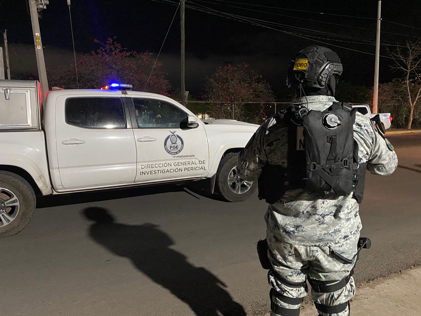 Elemento de la Guardia Nacional y una unidad de investigación de la FGE en el lugar de los hechos.