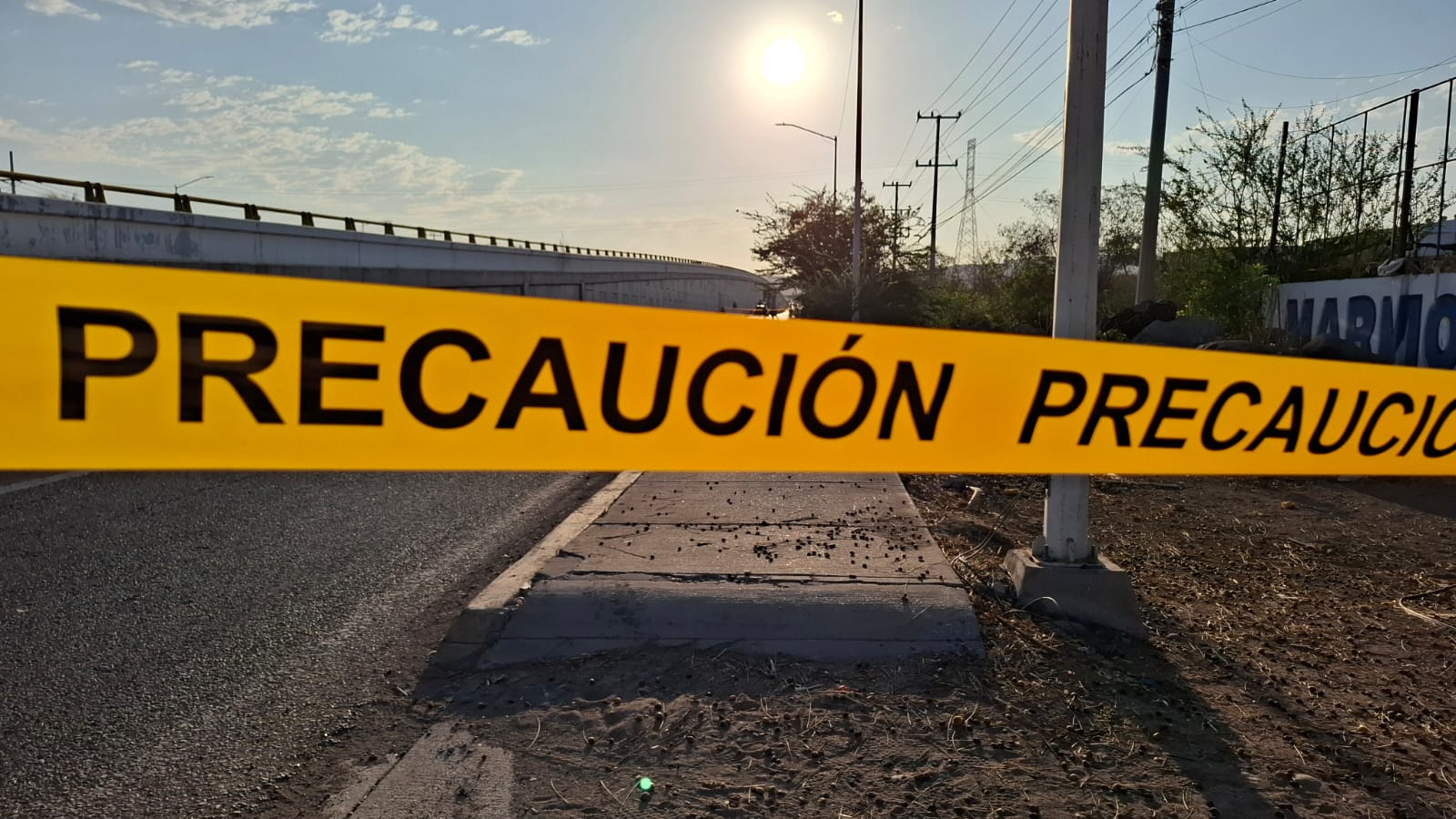 Zona acordonada en donde fue encontrado el hombre asesinado en el puente de 