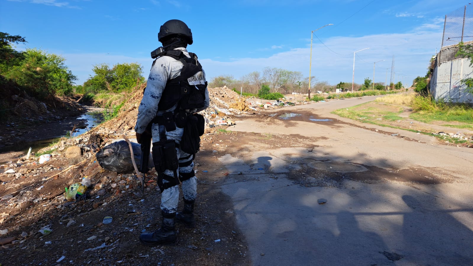Guardia Nacional resguardando el lugar donde fueron encontrados los dos hombres asesinados.