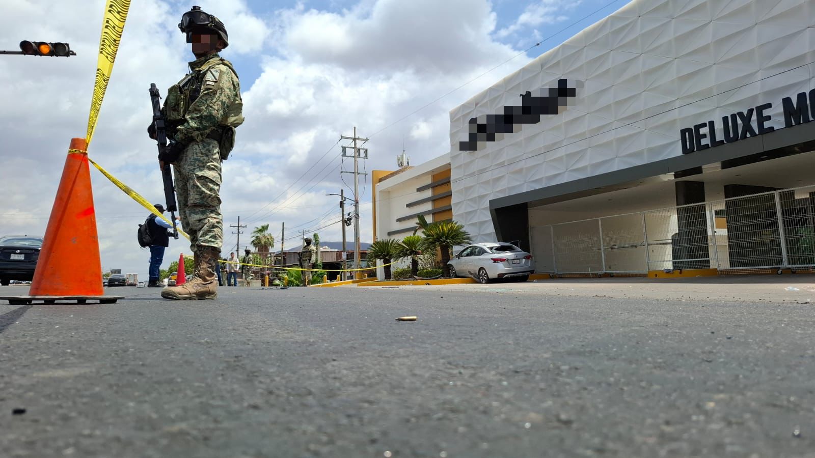 Ejército Mexicano resguardando la zona acordonada donde se encuentra el vehículo en el que viajaban las víctimas del ataque.