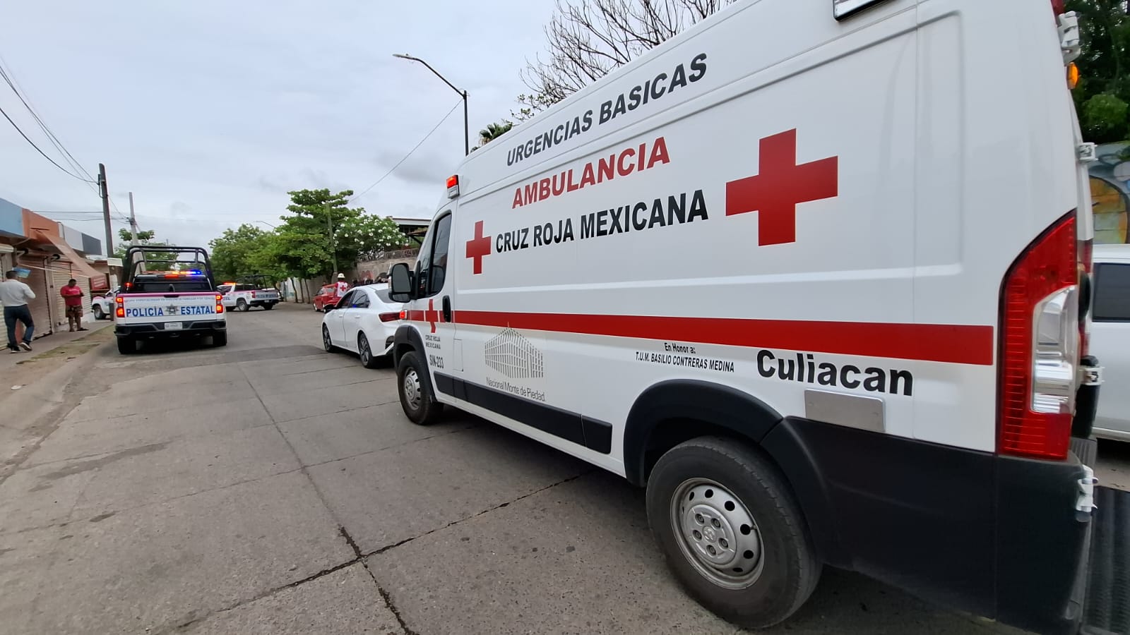 Cruz Roja y Policía Estatal arribando al lugar donde asesinaron a la mujer.