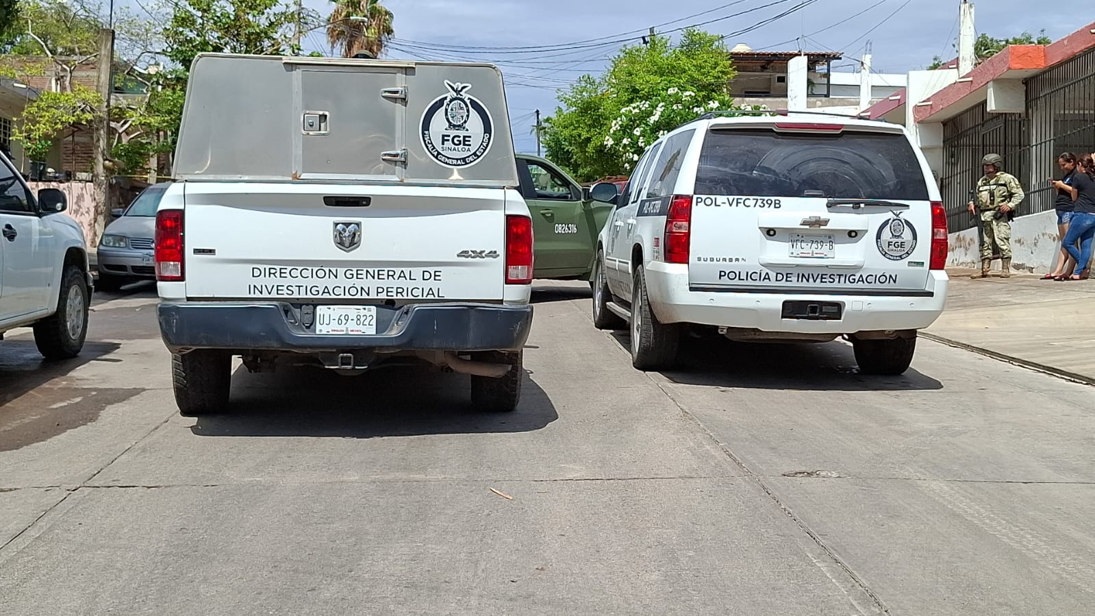 Autoridades y peritos en el lugar del ataque armado.