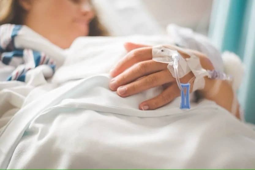 Mujer en camilla de hospital