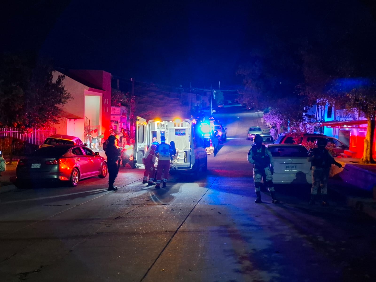 Autoridades de seguridad y personal paramédico en el lugar de la agresión.