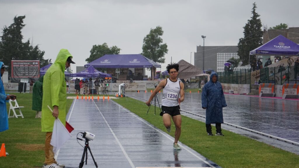 Bruno Daniel Fong Vidaña en salto para Sinaloa, también subió al podio