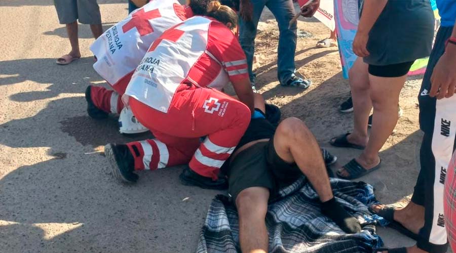 Paramédicos atienden a motociclista en Guasave