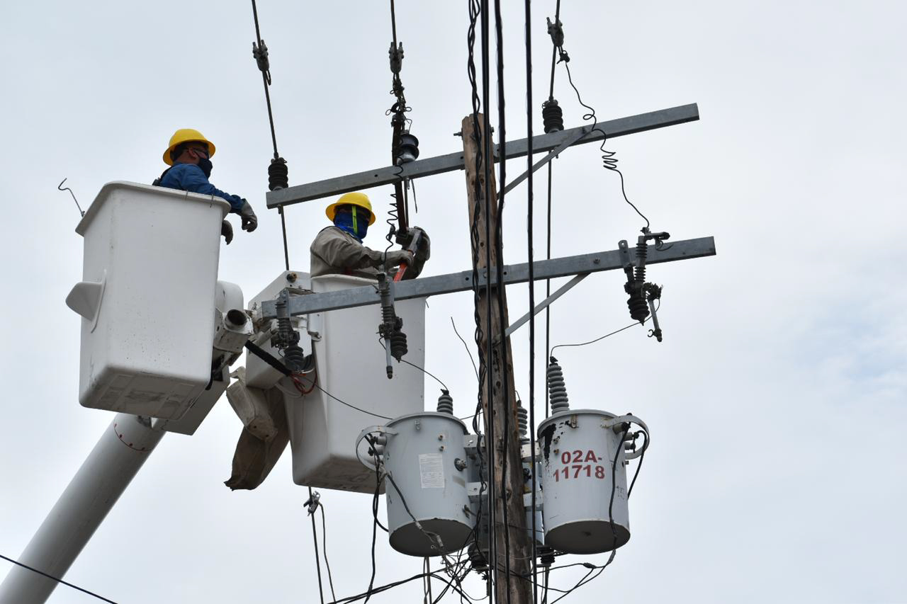Trabajadores de la CFE realizando mejoras en el suministro eléctrico.