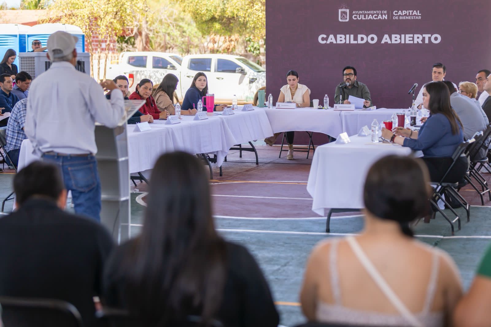Juan de Dios Gámez escucha a habitantes de Pueblos Unidos durante el Cabildo Abierto