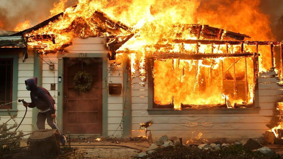 California activa ayuda económica para quienes perdieron sus casas por incendios