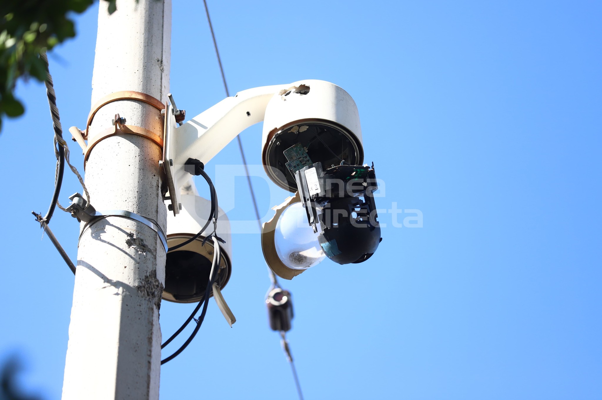 Cámara de videovigilancia baleada.