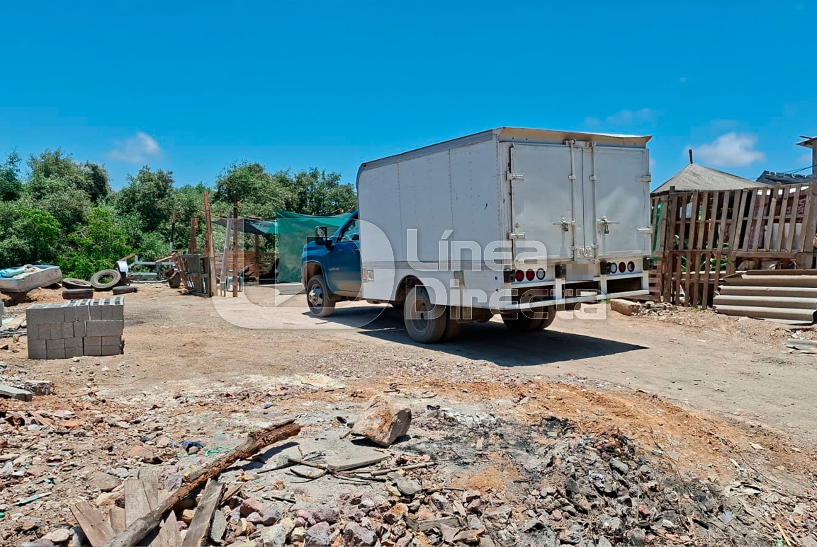 Camioneta asegurada con tanques con combustible en Mazatlán.