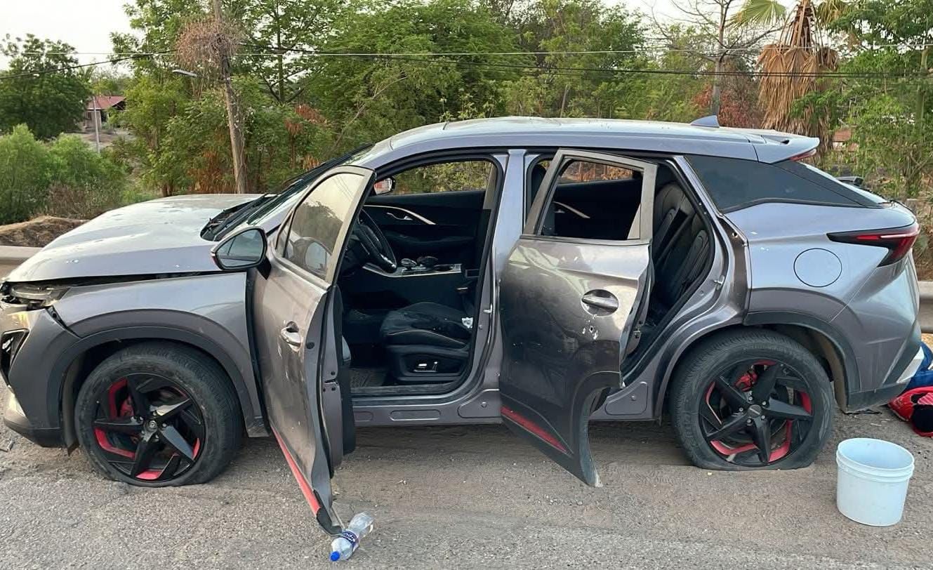 Camioneta SUV con impactos de bala.