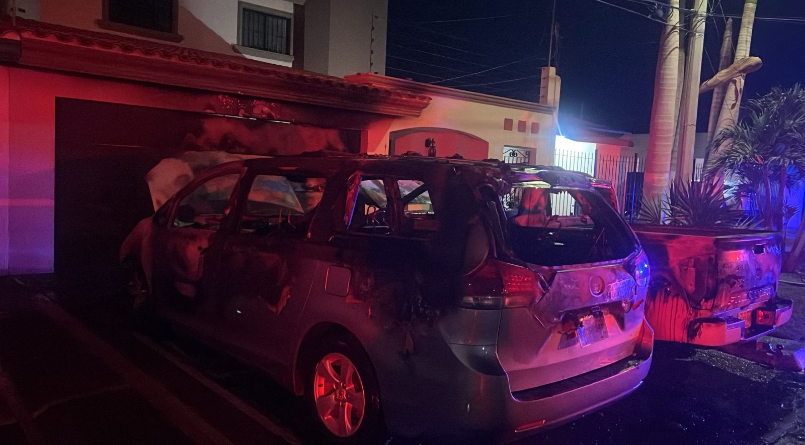 Camionetas incendiadas en el fraccionamiento Las Fuentes, en Los Mochis.