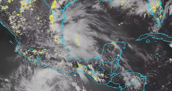 Tormenta tropical Barry toca tierra en Veracruz con fuertes vientos