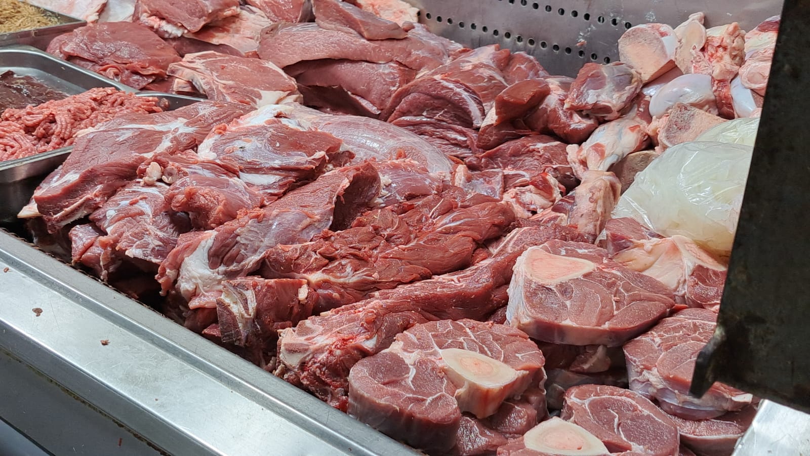 Carne en exhibición en local del mercado Gustavo Garmendia en Culiacán