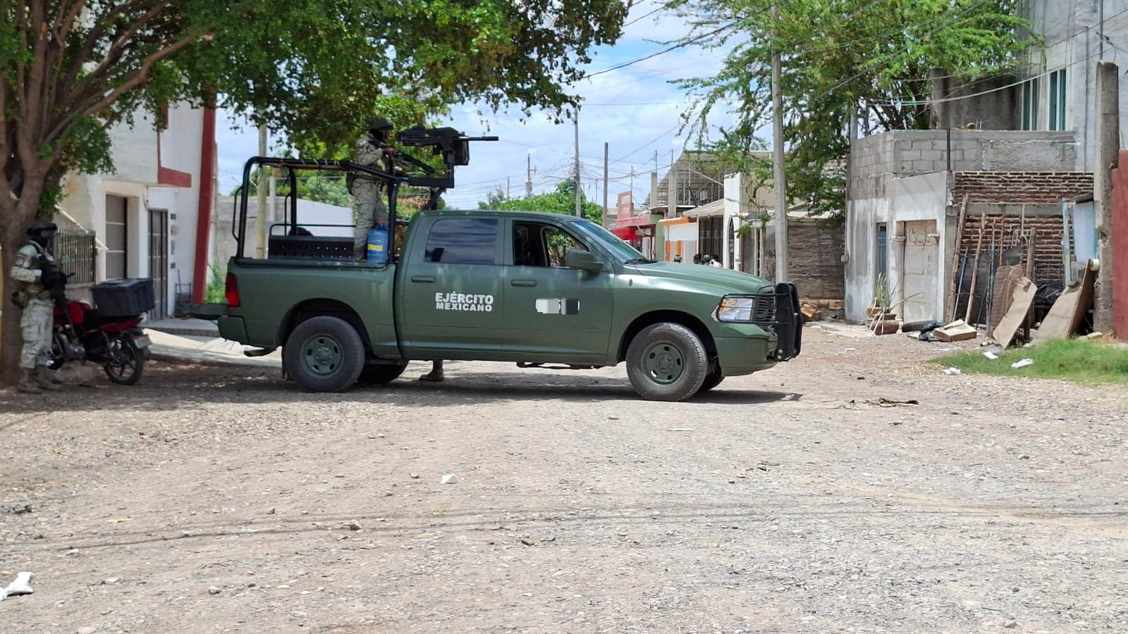 Ejército Mexicano resguardando el área.