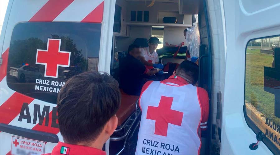 Paramédicos atienden a chofer lesionado