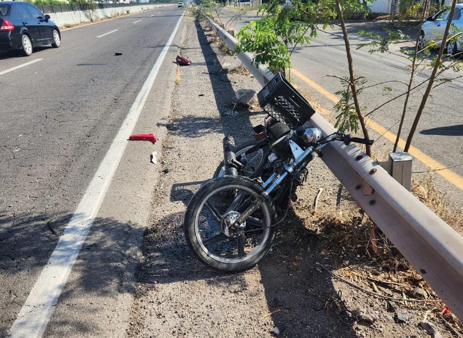 Motocicleta en la que viajaba uno de los lesionados.