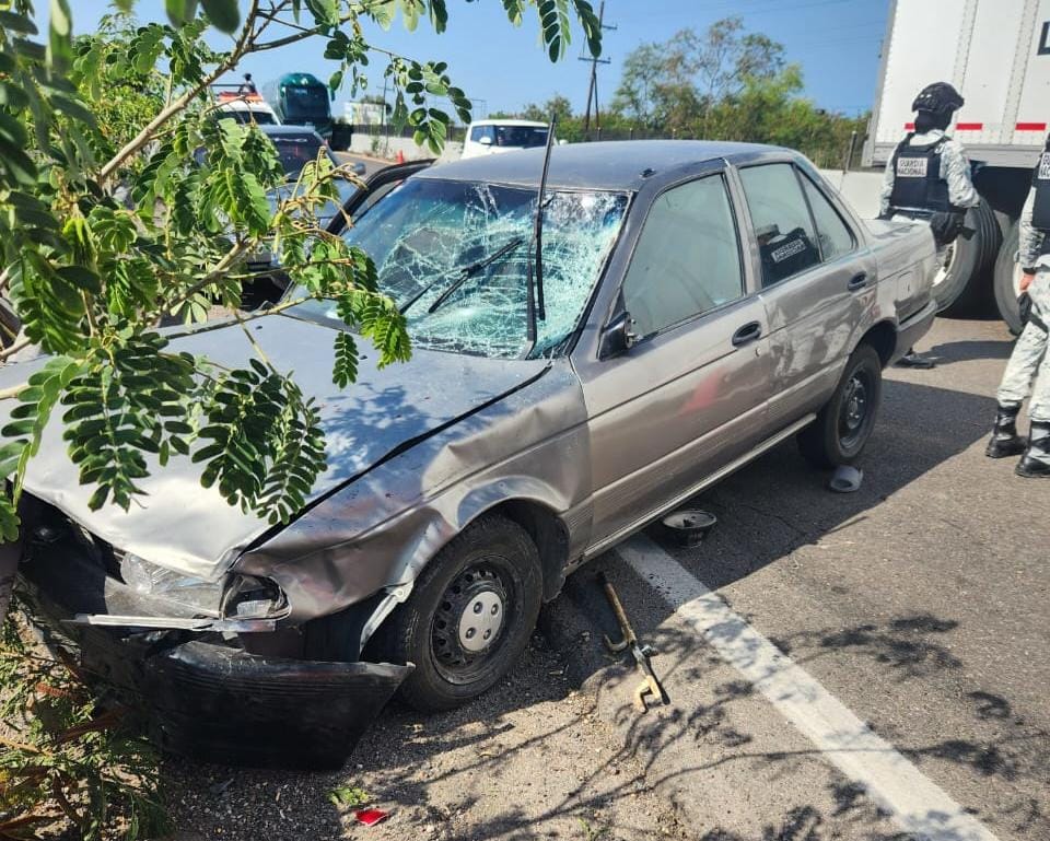 Vehículo con daños materiales tras el choque.