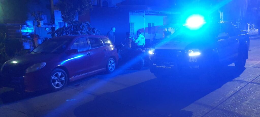 Agentes de seguridad en el lugar del choque.