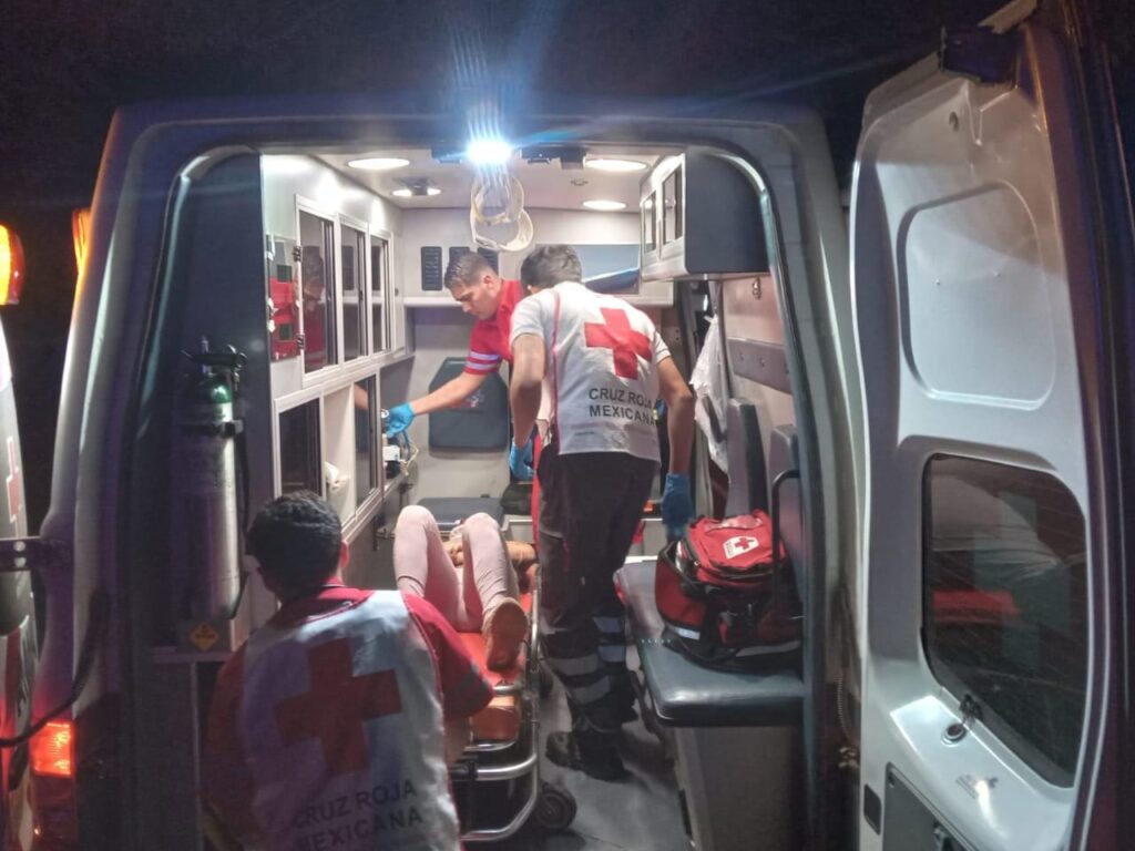 Paramédicos de Cruz Roja auxiliando a la mujer lesionada.