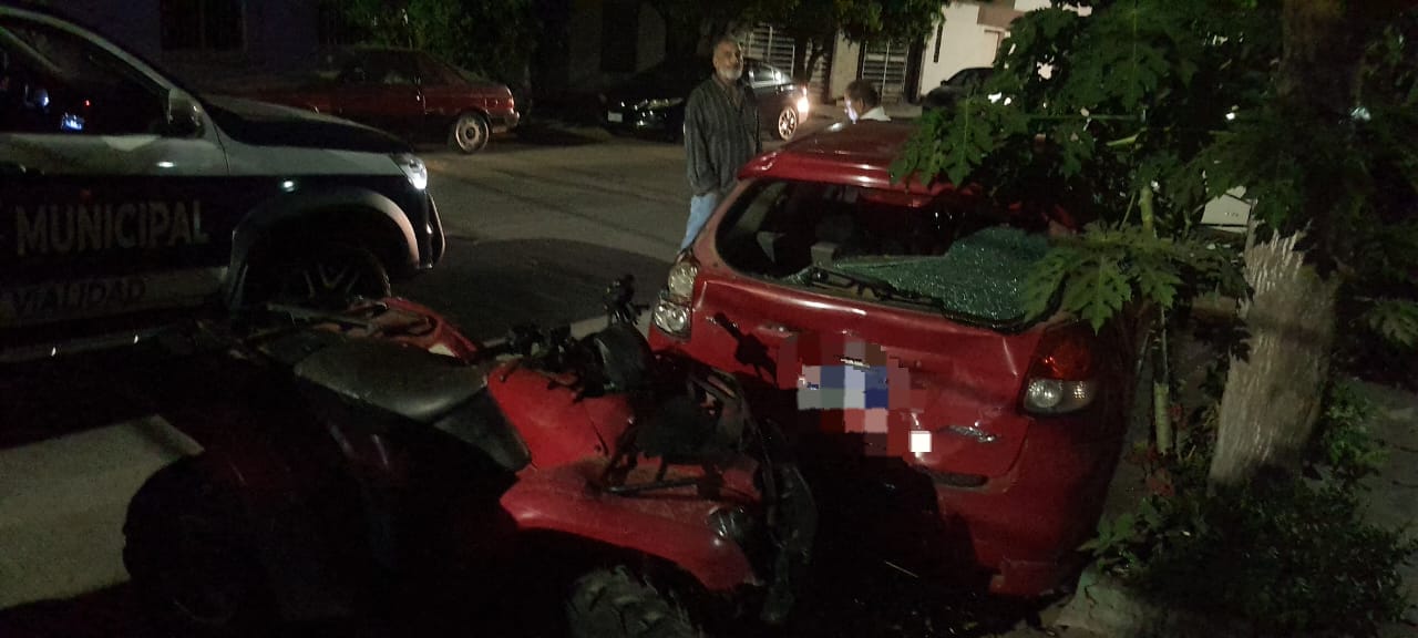 Choque entre cuatrimoto y un vehículo estacionado.