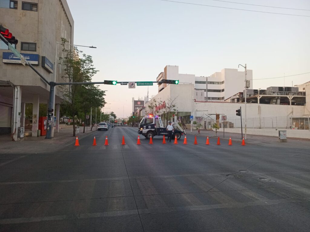 Cierre de la avenida Álvaro Obregón.