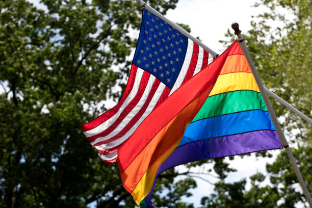 Gobierno de EU dejará de financiar línea de apoyo para prevención de suicidios en comunidad LGBT+