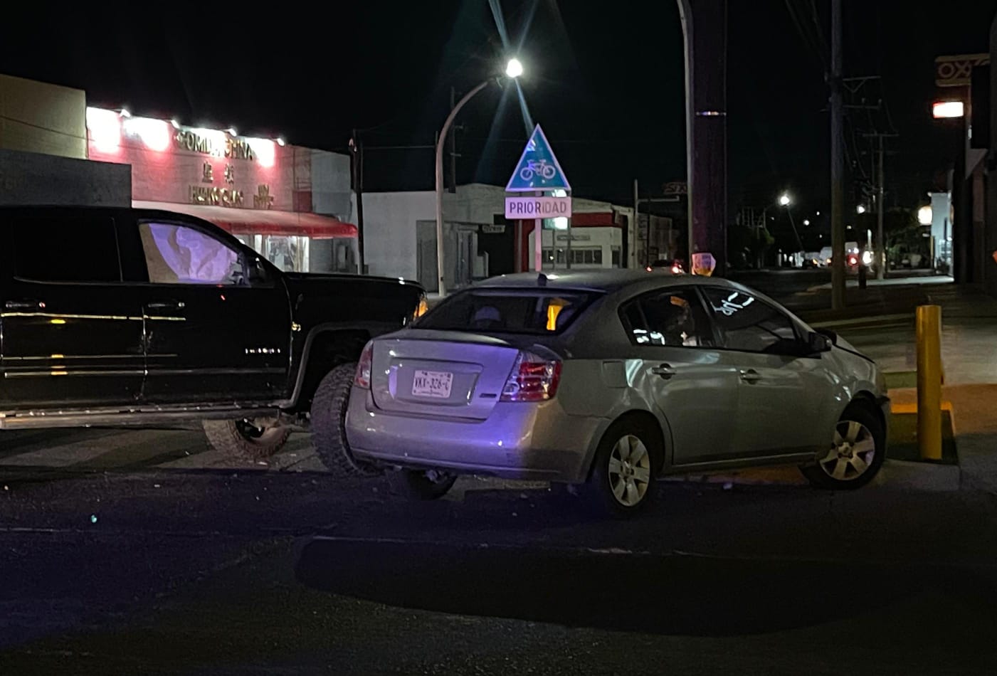 Conductor de camioneta causa accidente en Los Mochis