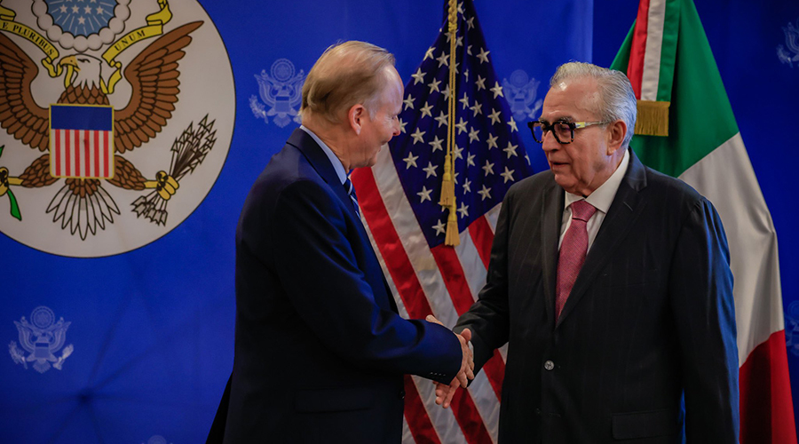 Saludo entre el cónsul de Estados Unidos en Hermosillo, Tim Stater, y el gobernador de Sinaloa, Rubén Rocha Moya.