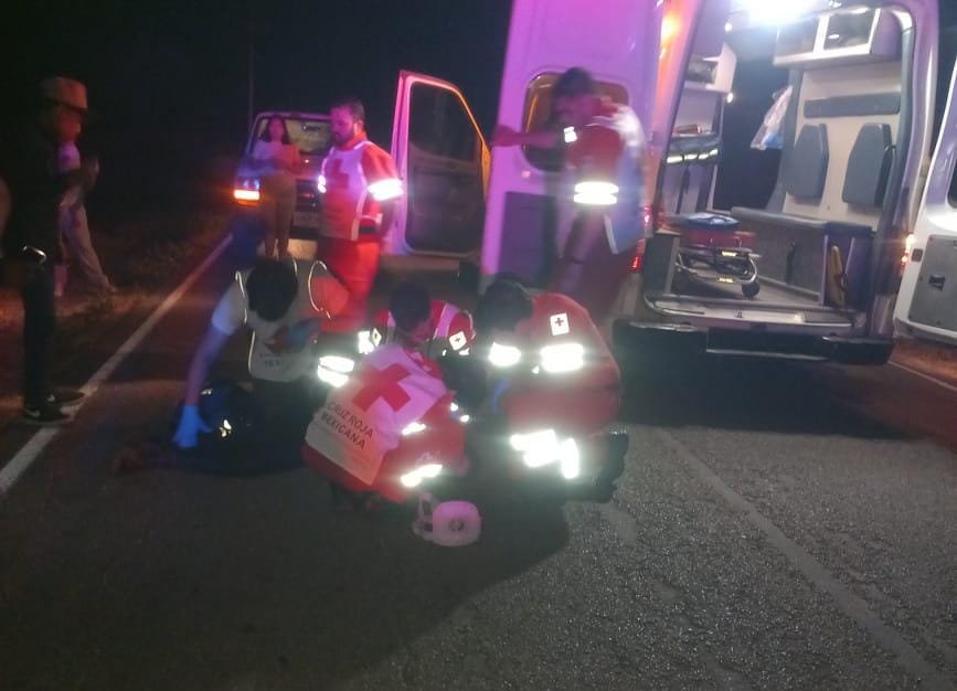 Paramédicos de Cruz Roja auxiliando al adolescente lesionado.