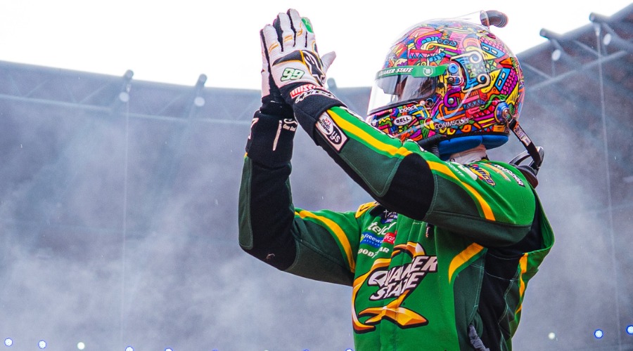 Daniel Suárez celebra en el Estadio GNP su triunfo en Nascar Xfinity