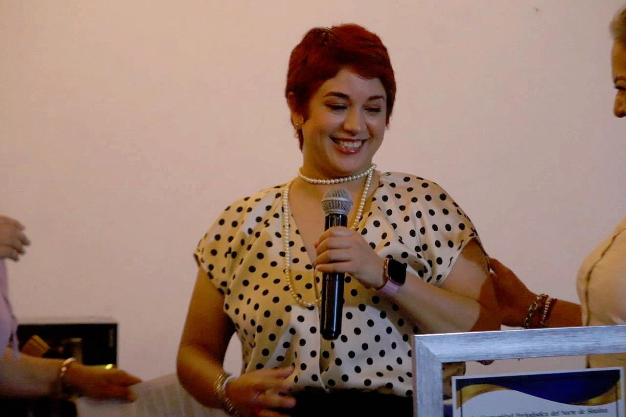 Danira Rodríguez recibiendo su reconocimiento por la Comunidad Periodística del Norte de Sinaloa.