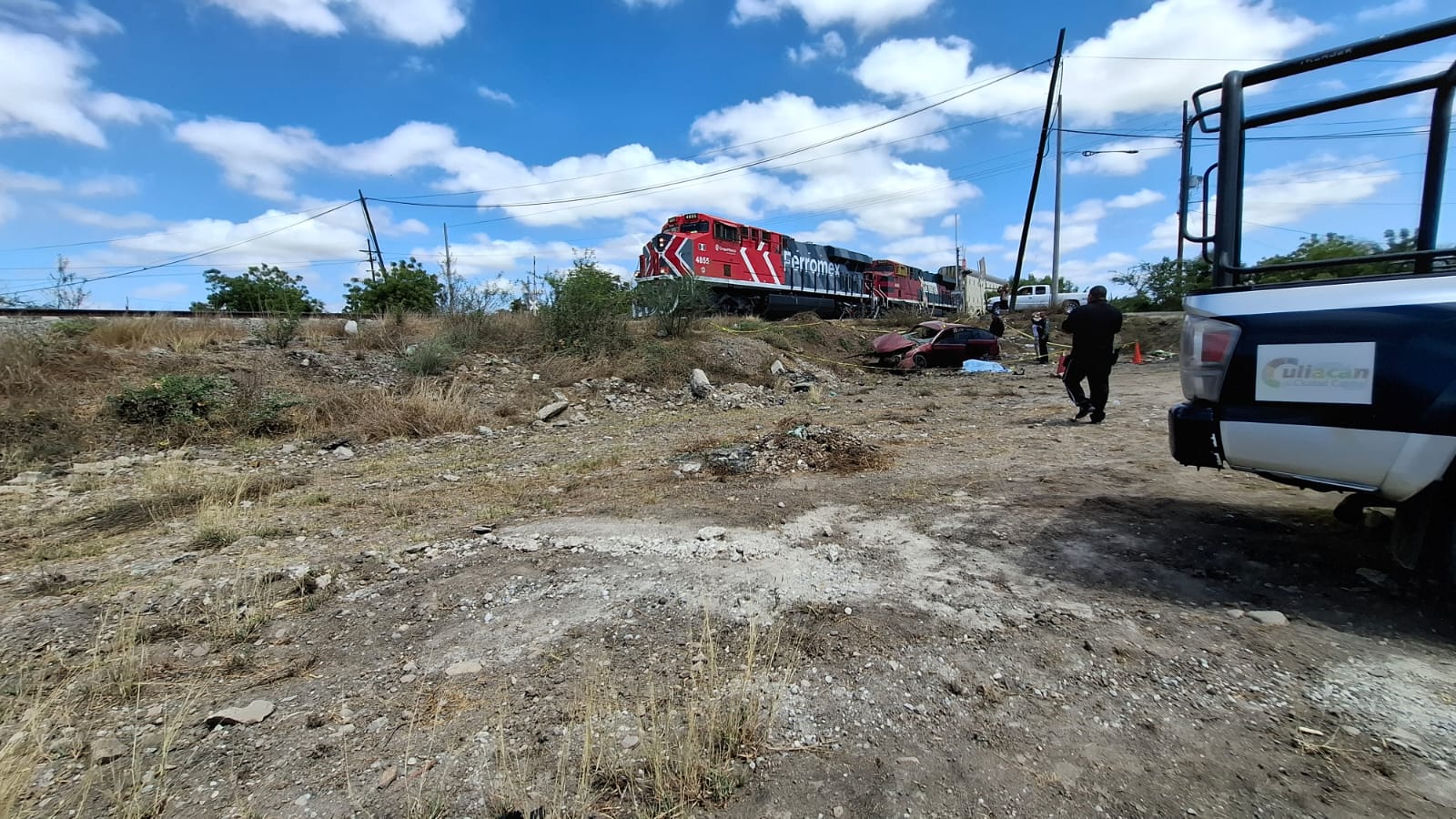Autoridades resguardando el lugar donde ocurrió el trágico accidente.