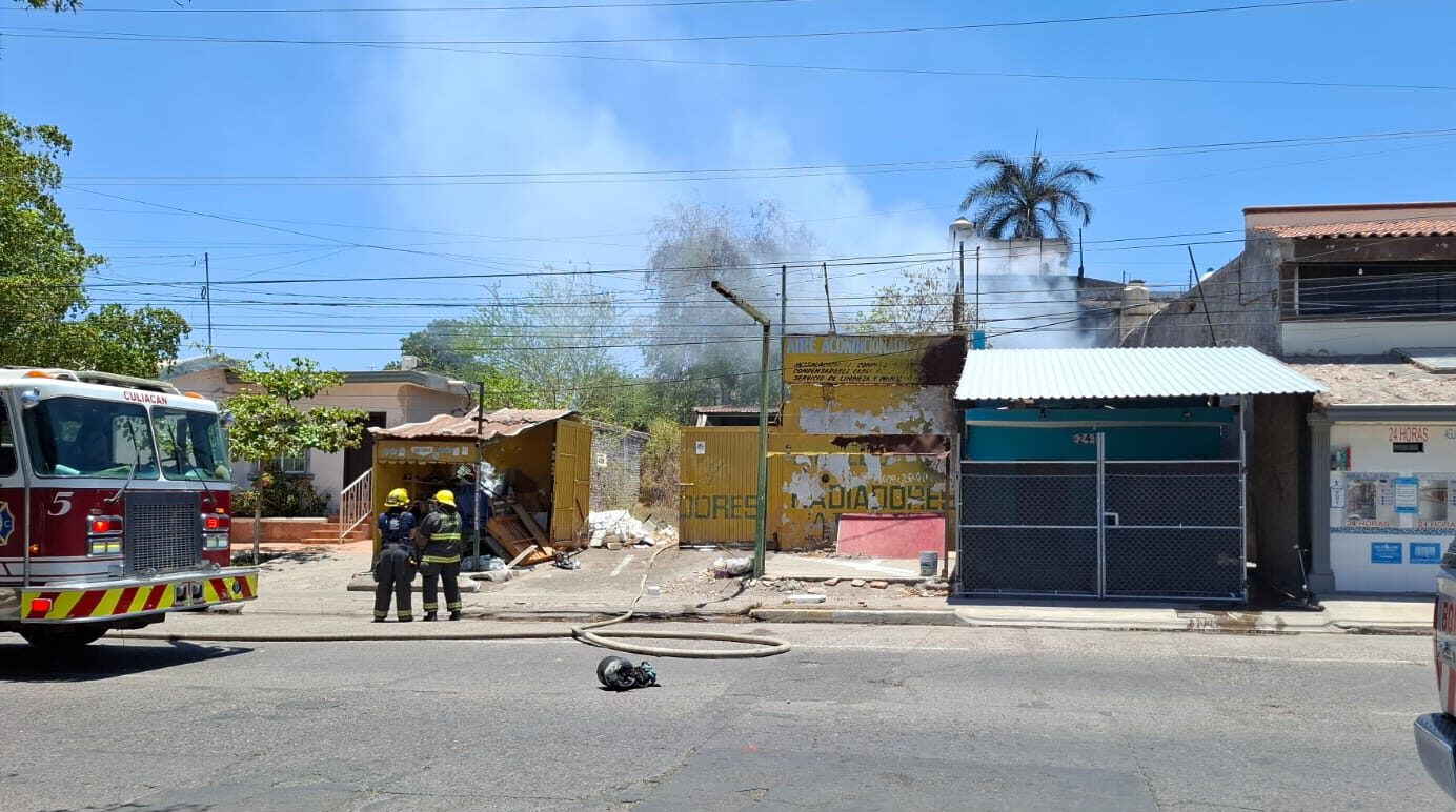 Desalojan a más de 20 personas por incendio en la colonia Tierra Blanca en Culiacán