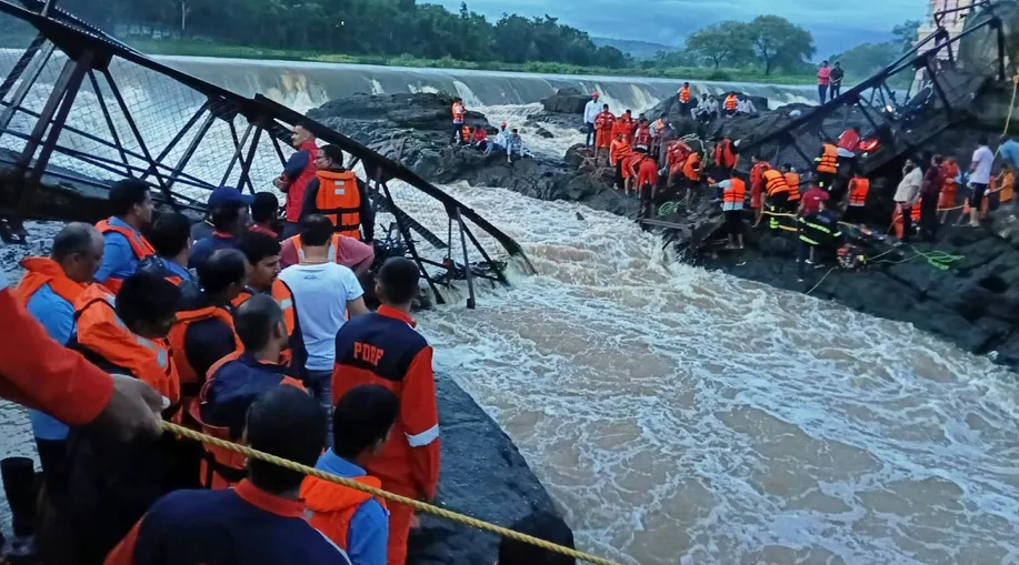 Desplome de puente deja 2 turistas sin vida y al menos 32 heridos en India