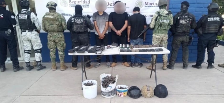 detienen a tres civiles con AK-47