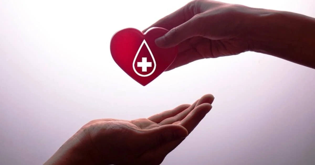 Una mano entregando un corazón en forma retórica a otra mano