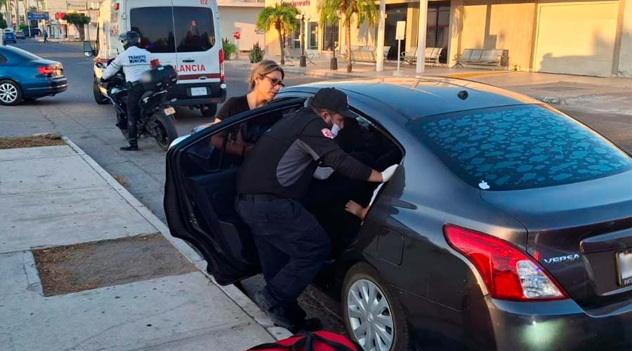 Paramédico atiende a mujer lesionada en Los Mochis