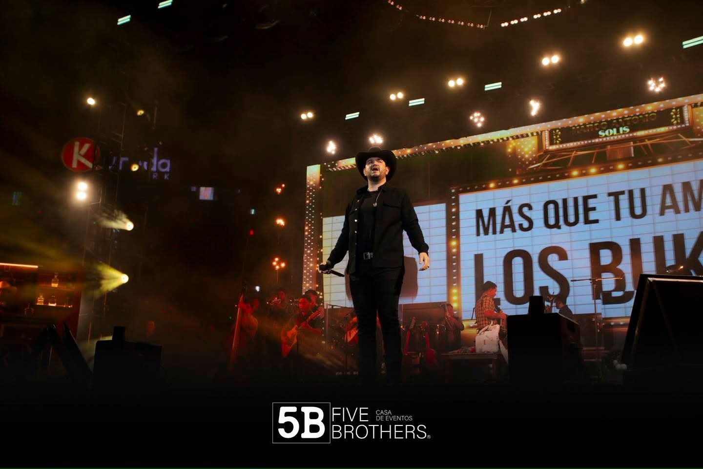 Edén Muñoz en su concierto en Guasave.