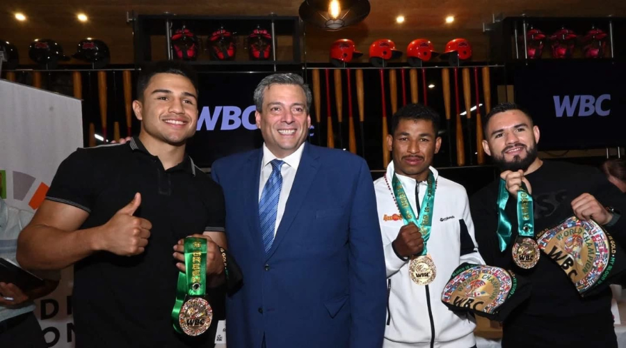 Armando Reséndiz, Mauricio Sulaimán, Wibaldo García y Eduardo Núñez en el homenaje a los nuevos campeones mexicanos