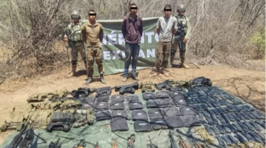 Ejército Mexicano detiene a tres civiles y asegura armas y municiones